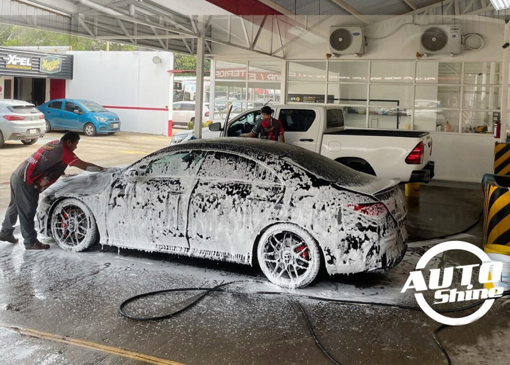 La espuma actúa levantando y encapsulando la suciedad y los residuos del vehículo, permitiendo que sean eliminados de manera más efectiva sin rayar la superficie de la pintura y darte el mejor lavado de auto